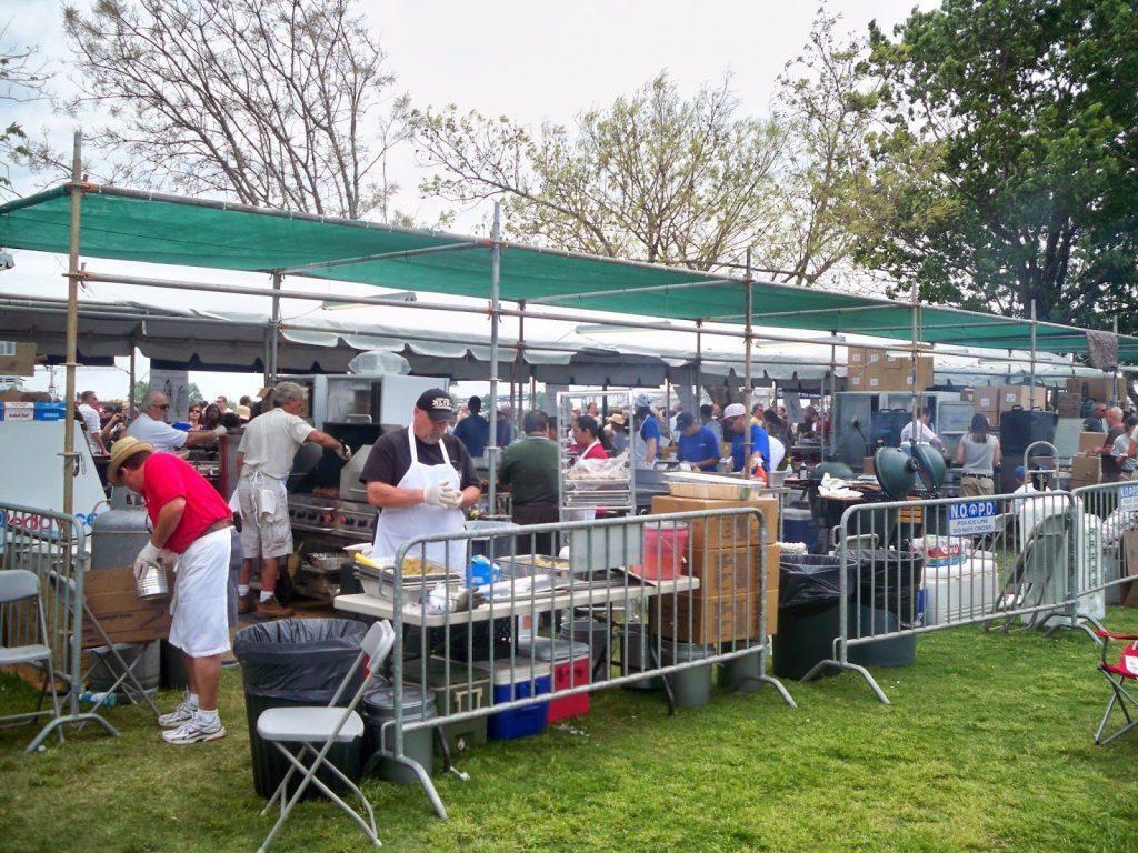 polycarbonate mobile room divider to hide messy onsite kitchen